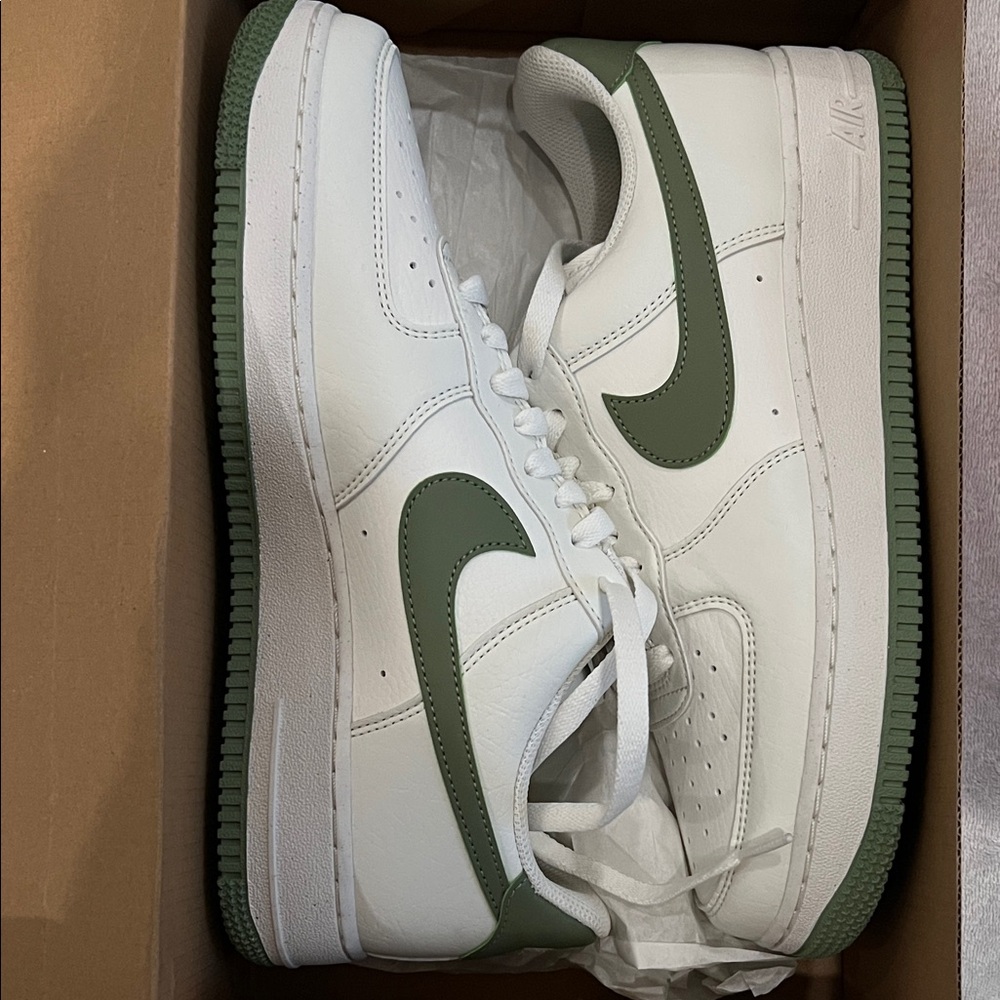 NEW women’s Nike Air Force 1